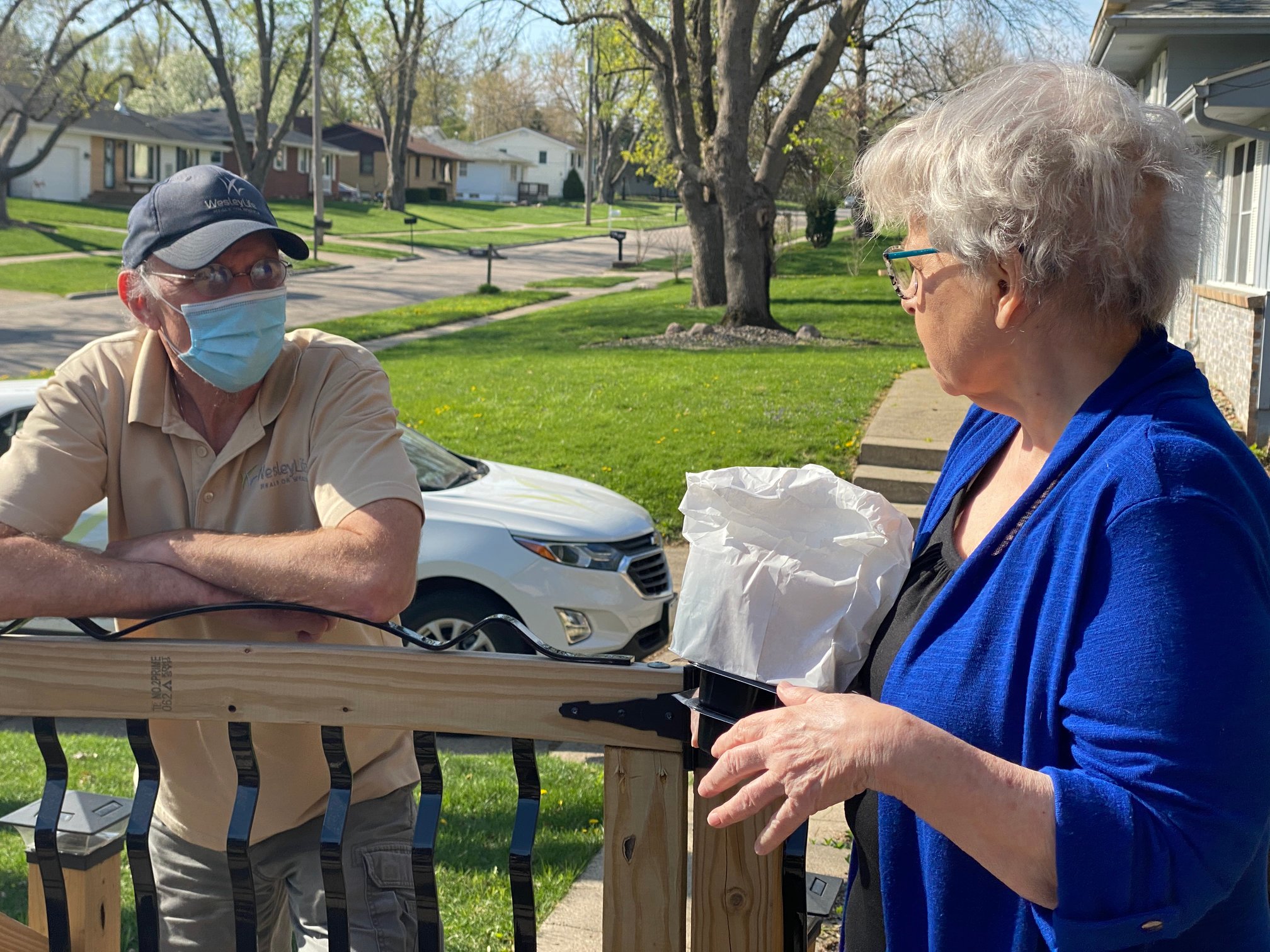 Delivering Meals to Seniors with Meals on Wheels | WesleyLife