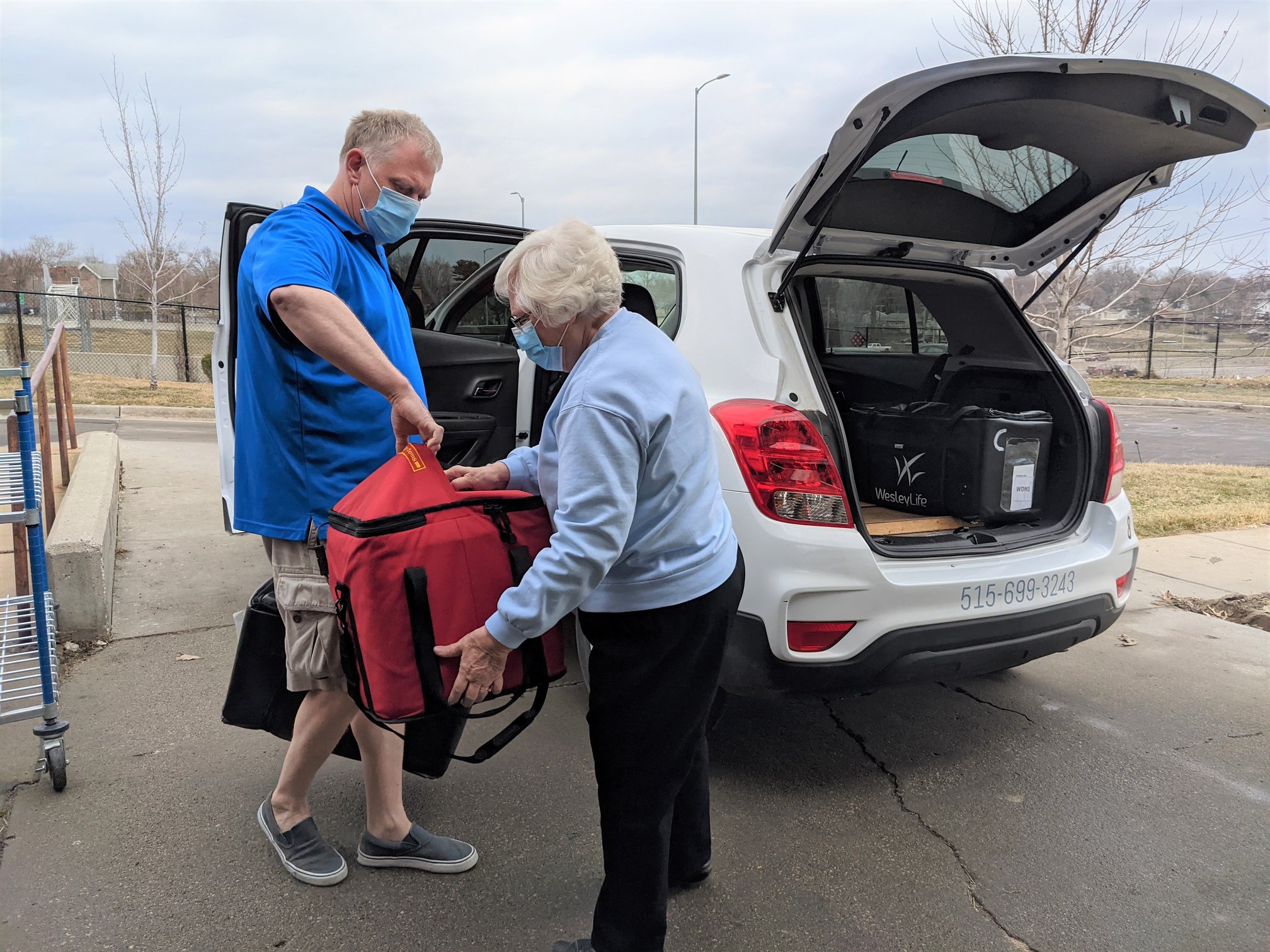 Delivering Meals to Seniors with Meals on Wheels | WesleyLife